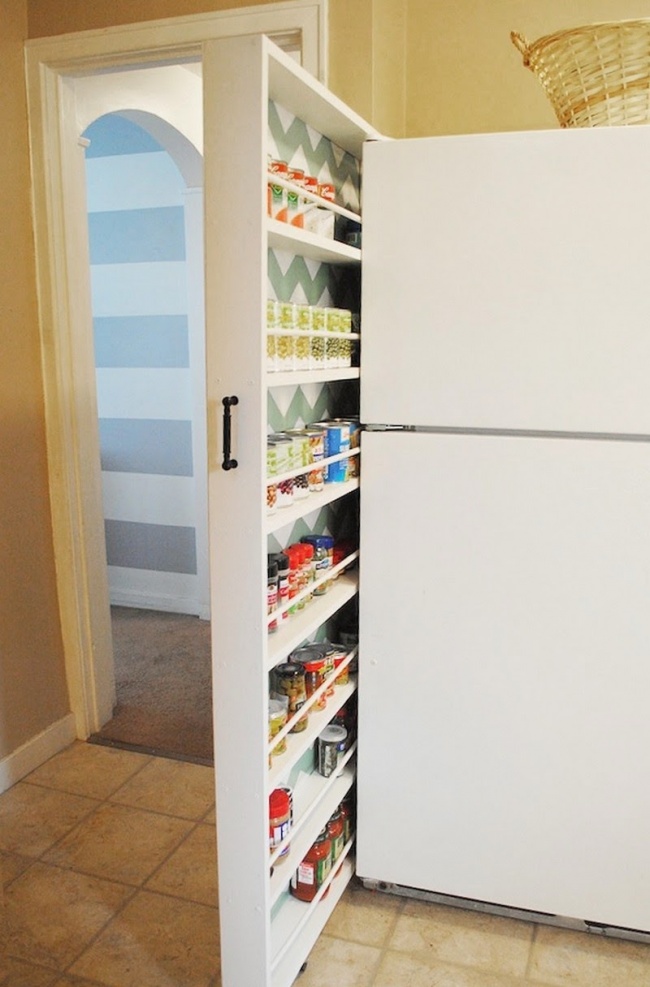 Chladničku a stenu delí od seba úzky priestor, tak prečo ho nevyužiť na superúzku zásuvku, kde môžete skladovať napríklad kompóty?