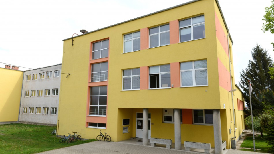 Na snímke základná škola v obci Veľké Zálužie, ktorá leží približne 11 kilometrov od Nitry.
