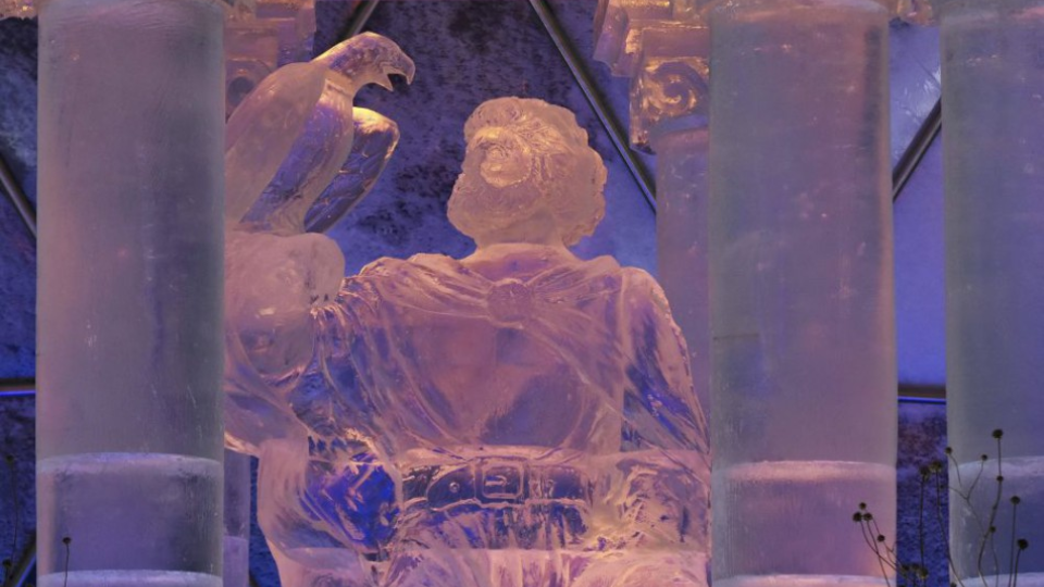 Na snímke ľadovú socha apoštola Jána, patróna sochárov v hlavnom portáli hlavnej sieni dómu počas otvorenia Tatranského ľadového dómu na Hrebienku vo Vysokých Tatrách, ilustračná snímka.