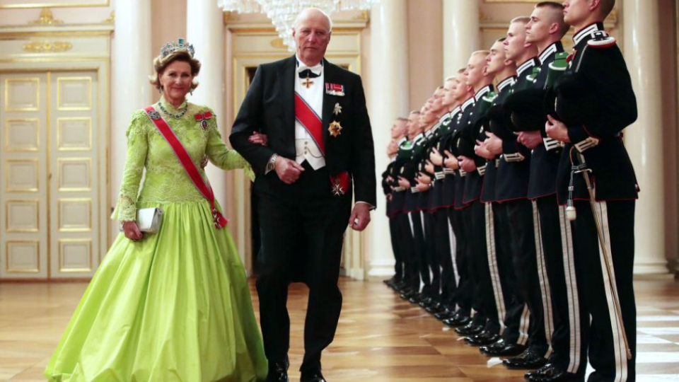 Nórsky kráľ Harald a kráľovná Sonja prichádzajú na večeru pri príležitosti ich 80. narodenín 9. mája 2017 v Osle.