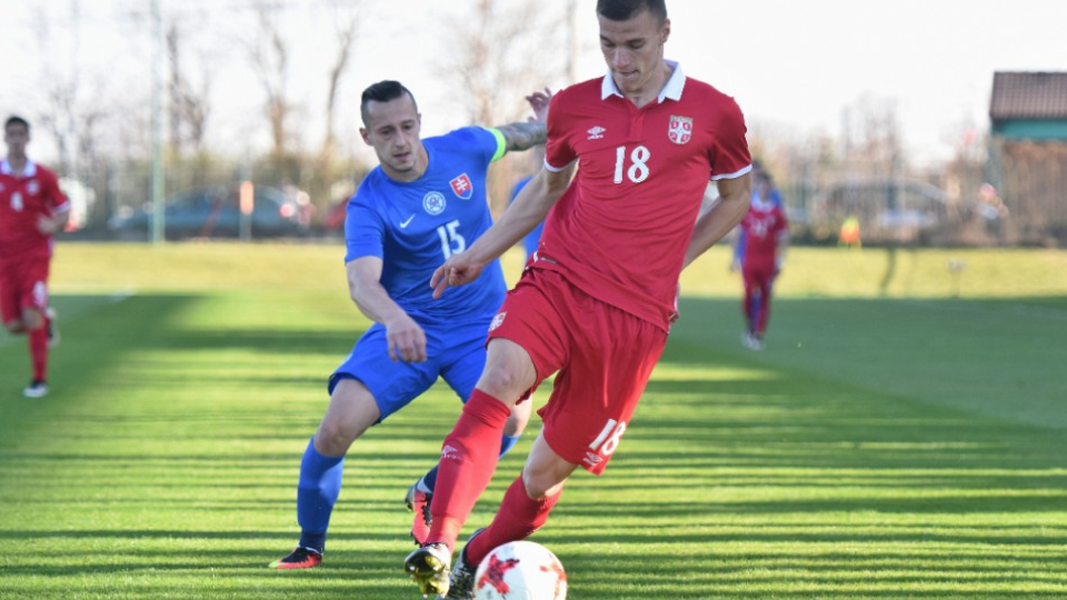Na snímke vľavo kapitán Slovenska Adam Zreľák a hráč Srbska Nikola Maraš. 