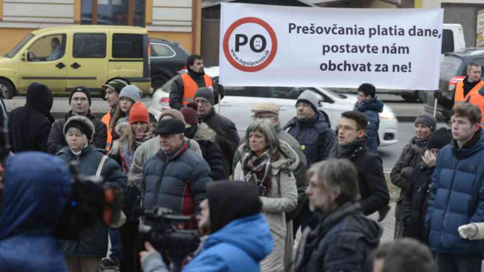 Protestné zhromaždenie občianskych aktivistov z Prešova  a Zlatej Bane - výzva vláde SR, aby začala s výstavbou severozápadného obchvatu mesta, 21. decembra 2016 v Prešove. 