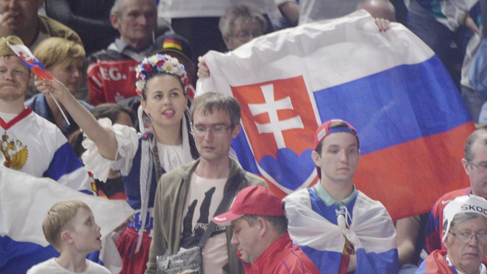 Na snímke slovenská fanúšička v zápase základnej A - skupiny Rusko - Slovensko na MS v ľadovom hokeji v Kolíne 13. mája 2017.