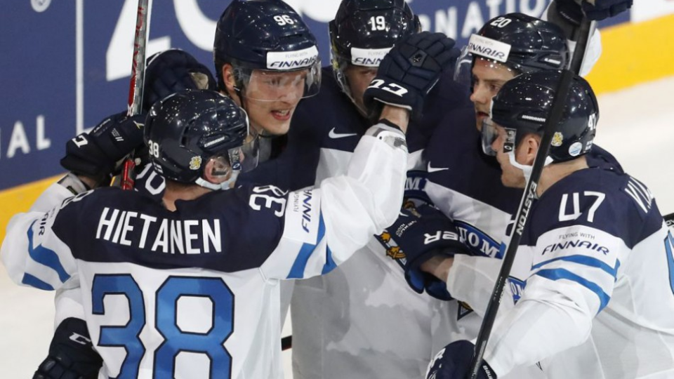 Hokejisti Fínska sa tešia po góle v zápase Švajčiarsko - Fínsko v základnej B-skupine na MS 2017 v ľadovom hokeji v Paríži, Francúzsko, 14. mája 2017.