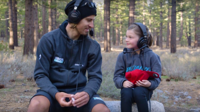 Britské dievčatko sa zamilovalo do Sagana. V kalifornskom lese s ním natočilo roztomilý rozhovor
