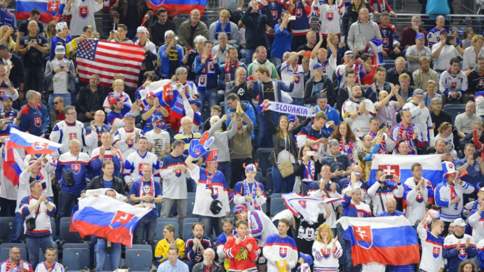 Na snímke slovenskí a americkí fanúšikovia v zápase základnej A - skupiny 81. majstrovstiev sveta v ľadovom hokeji medzi Slovenskom a USA. V Kolíne nad Rýnom, 14. mája 2017.