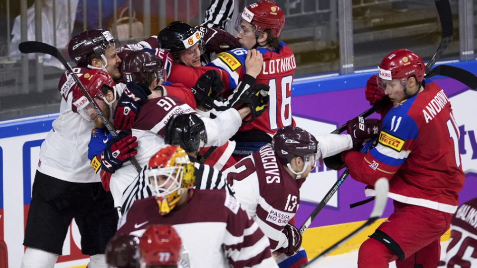 Potýčka hokejistov počas zápasu Rusko - Lotyšsko na MS v hokeji v Kolíne nad Rýnom, 15. mája 2017.