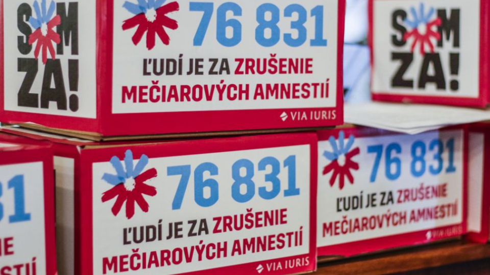 Na archívnej snímke organizácia Via Iuris odovzdala 76.831 podpisov z online podpisovej akcie www.somza.to (za zrušenie Mečiarových amnestií) v budove NR SR v Bratislave 21. marca 2017.