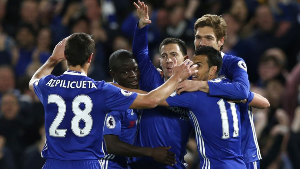 Hráči Chelsea oslavujú úvodný gól  Edena Hazarda (tretí sprava) do bránky Manchesteru City vo futbalovom zápase Premier League Chelsea Londýn - Manchester City na štadióne v Londýne 5. apríla 2017.