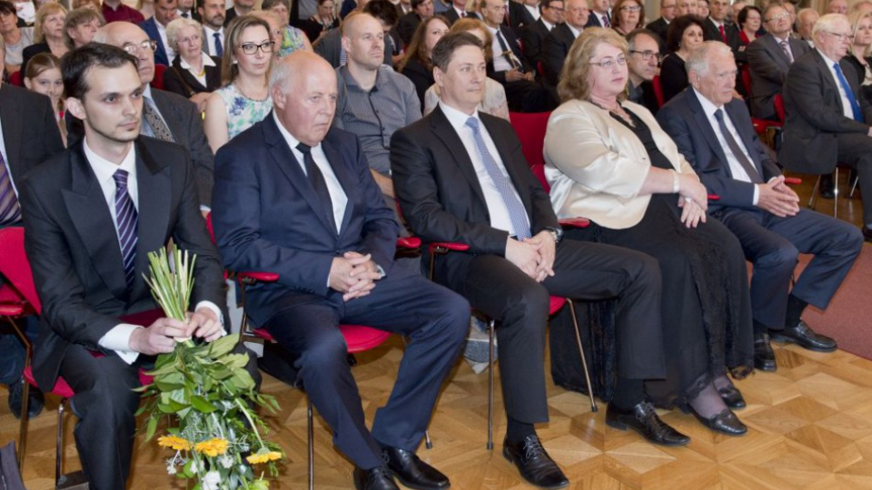 Na snímke v popredí víťazi kategórií Vedec Roka 2016 počas slávnostného odovzdávania cien Vedec roka 2016 v priestoroch Primaciálneho paláca 16. mája 2017 v Bratislave. Na snímke v popredí víťazi kategórií Vedec Roka 2016 počas slávnostného odovzdávania cien Vedec roka 2016 v priestoroch Primaciálneho paláca 16. mája 2017 v Bratislave. 