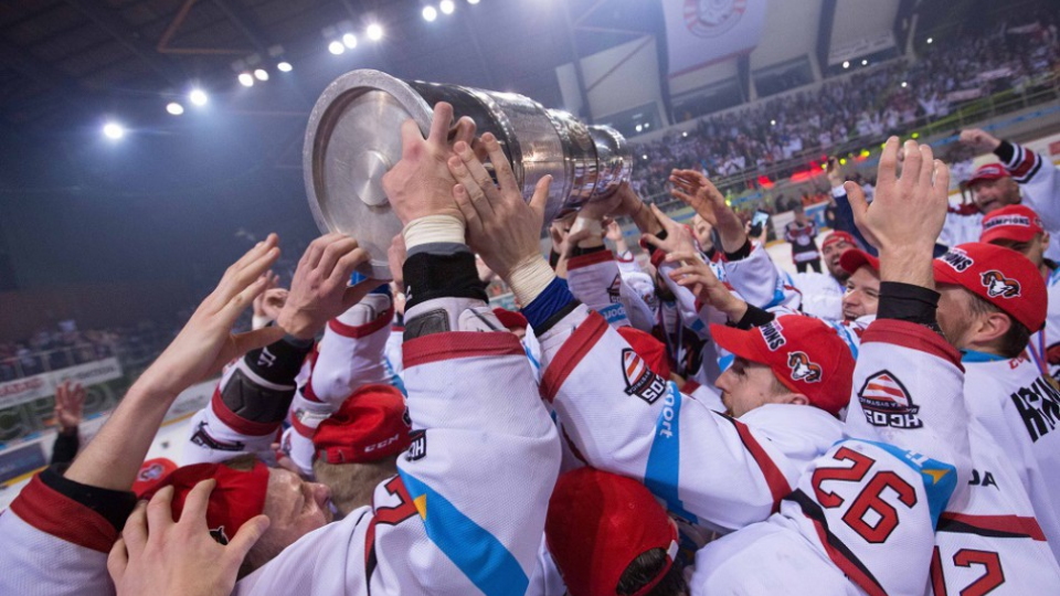 Na snímke hráči HC'05 iClinic Banská Bystrica oslavujú zisk historicky prvého majstrovského titulu v apríli 2017.