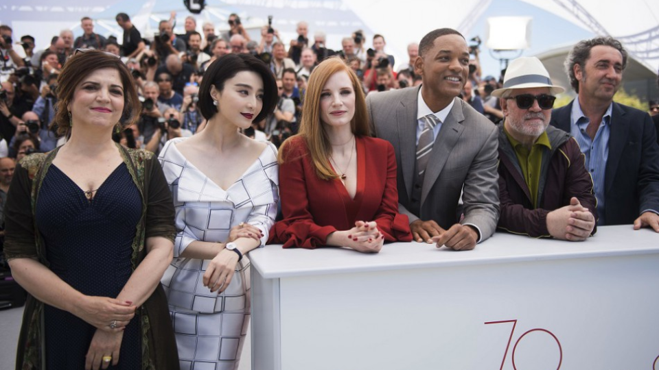 Na snímke členovia poroty zľava Agnes Jaouiová, Fan Bingbingová, Jessica Chastainová, Will Smith, prezident poroty Pedro Almodovar a Paolo Sorrentino pózujú v rámci medzinárodného filmového festivalu v Cannes 17. mája 2017 v Cannes. 