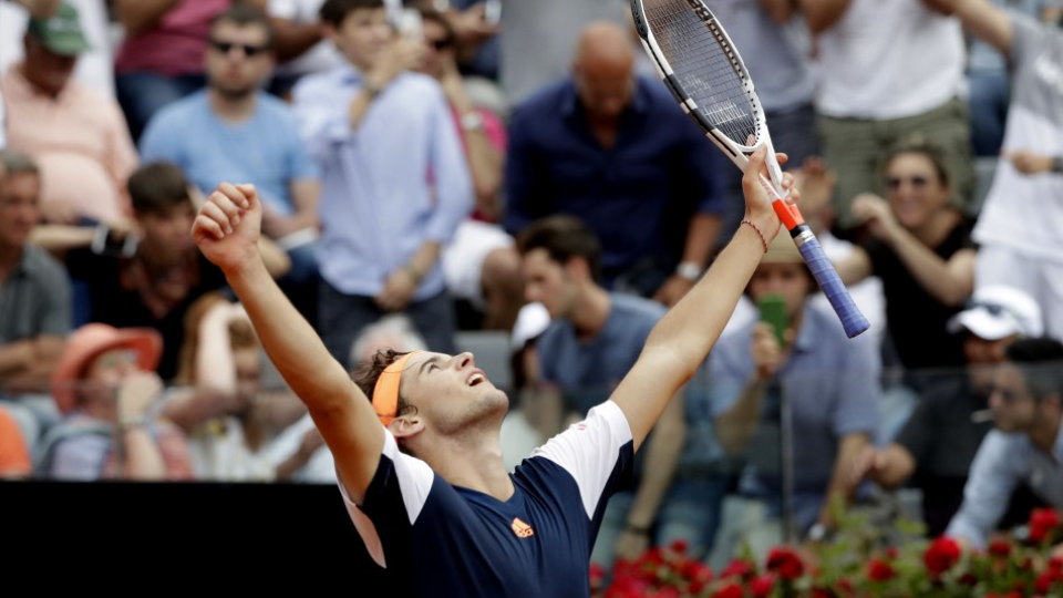 Dominic Thiem sa teší z víťazstva nad Rafaelom Nadalom.