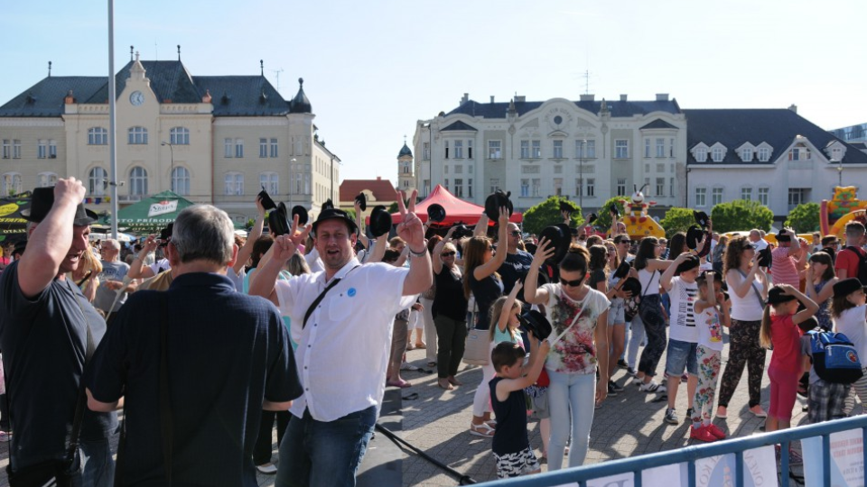 Slovenský rekord v klobúkovom tanci prekonali na levickom Netradičnom jarmoku. Levice, 19. mája 2017 