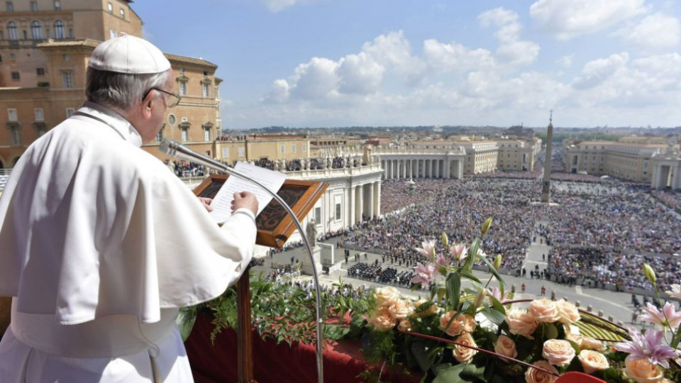 Pápež František udeľuje požehnanie Mestu a svetu (Urbi et orbi) z hlavného balkóna Baziliky Sv. Petra vo Vatikáne 16. apríla 2017. 