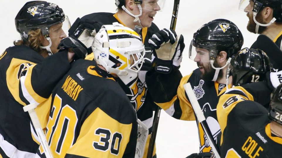Na snímke hráči Penguins oslavujú víťazstvo.