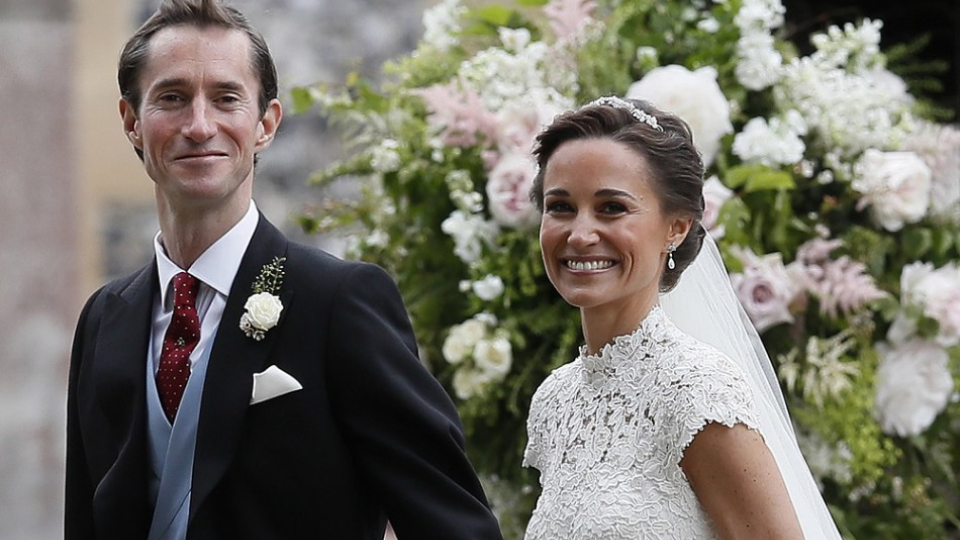  Mladomanželia Pippa Middletonová, švagriná britského princa Williama - sestra jeho manželky Kate a milionár James Matthews sa usmievajú po tom, ako sa zosobášili v kostole Sv. Marka v Englefielde 20. mája 2017.