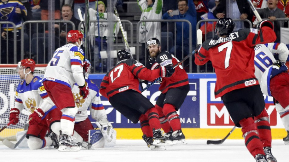  Kanadskí hráči oslavujú gól Ryana O'Reillyho do bránky Ruska v zápase semifinále Kanada - Rusko na MS 2017 v hokeji v Kolíne 20. mája 2017. 