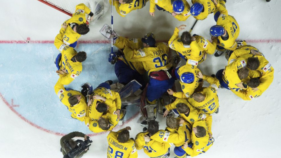 Hokejisti Švédska sa tešia po zisku titulu na majstrovstvách sveta v ľadovom hokeji v kolínskej Lanxess aréne 21. mája 2017.