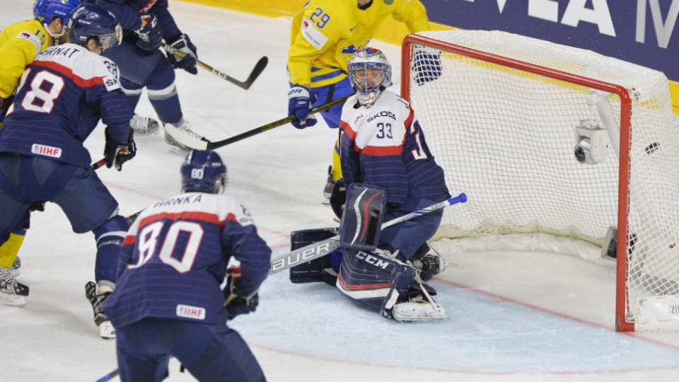 Na snímke brankár Július Hudáček (Slovensko) inkasuje gól z hokejky Švéda Williama Nylandera (29) v zápase základnej A - skupiny Švédsko - Slovensko na MS v ľadovom hokeji medzi v Kolíne nad Rýnom, 16. mája 2017.