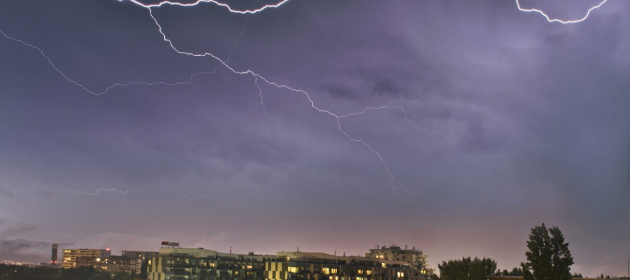 Výstraha trvá: Meteorológovia varujú pred búrkami na väčšine územia