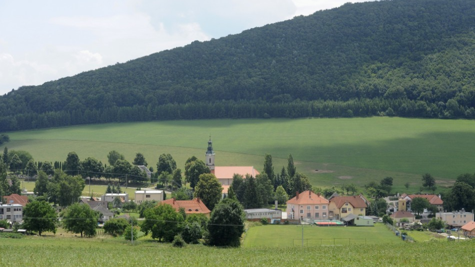 Na archívnej snímke pohľad na centrum obce Košariská (okres Myjava).