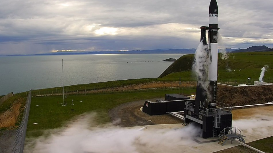 Z kozmodrómu súkromnej americkej spoločnosti Rocket Lab na polostrove Mahia úspešne odštartovala nosná raketa Electron určená na vynášanie nanosatelitov na obežnú dráhu Zeme. Nový Zéland, 25. mája 2017. 