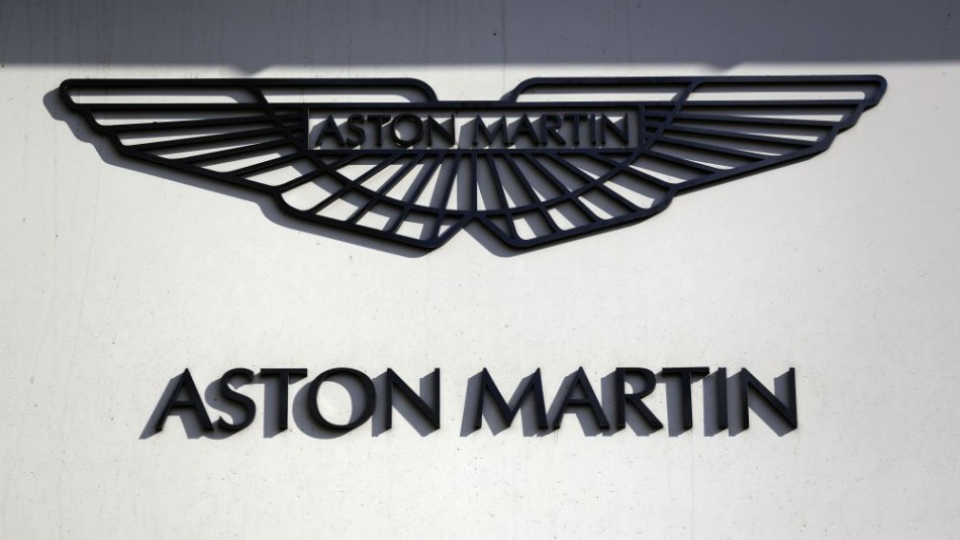 Logo britského výrobcu luxusných športových automobilov Aston Martin.