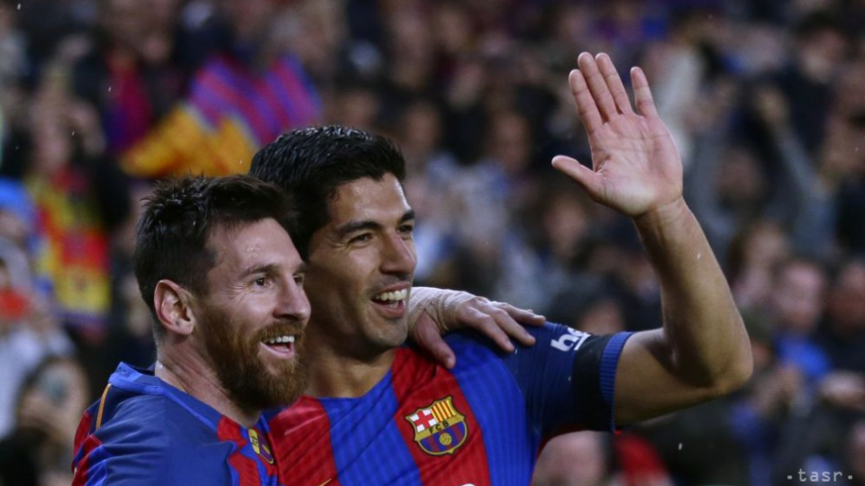 Hráč Barcelony Lionel Messi (vľavo) oslavuje so spoluhráčom Luisom Suarezom.