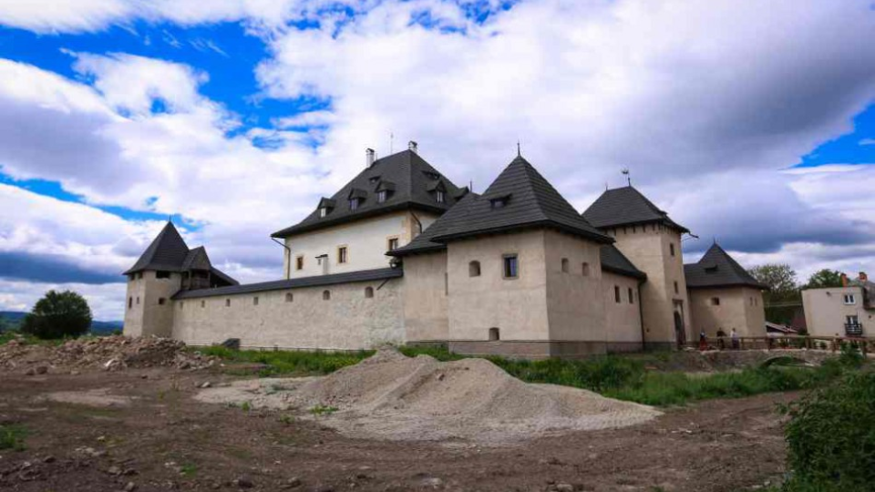 Pohľad na rekonštruovaný Vodný hrad v obci Hronsek (okr. Banská Bystrica) 26. mája 2017.