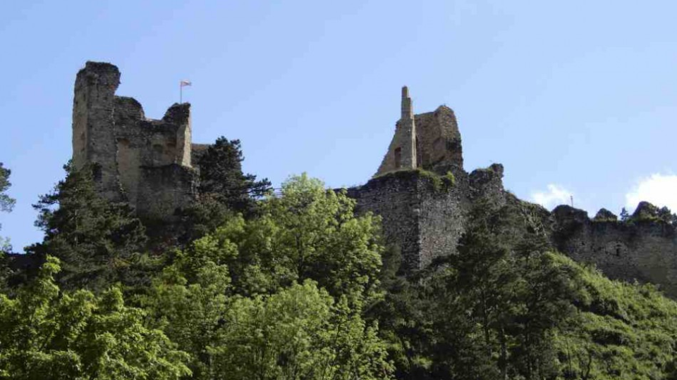 Na snímke zo 17. mája 2017 Divínsky hrad nad obcou Divín v okrese Lučenec.