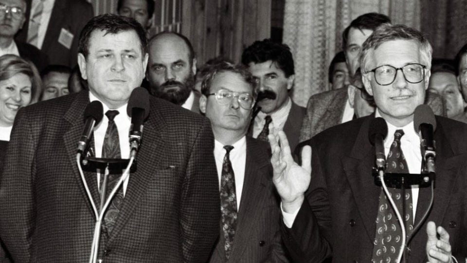 Na archívnej snímke zroka 1992 v Javorine český premiér Václav Klaus (vpravo) a slovenský premiér Vladimír Mečiar