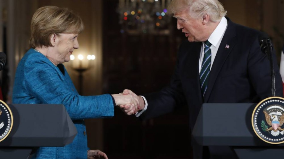 Americký prezident Donald Trump (vpravo) a nemecká kancelárka Angela Merkelová.