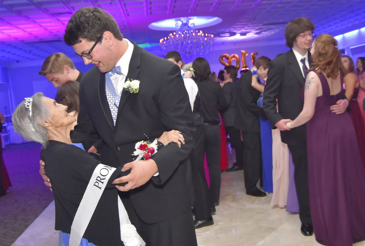 Tíndžer pozval na svoj školský ples svoju 92-ročnú babičku.