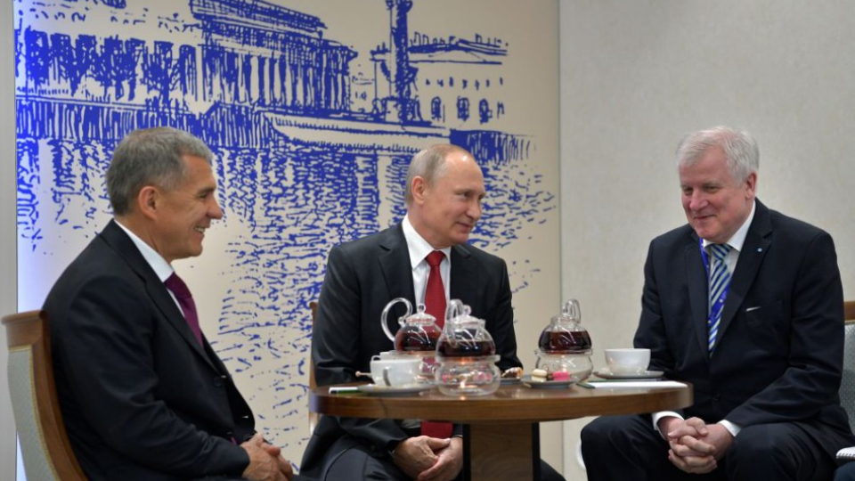 Ruský prezident Vladimir Putin (uprostred),  predseda vlády nemeckej spolkovej krajiny Bavorsko Horst Seehofer (vpravo) a prezident Tatárskej republiky Rustam Minnichanov   sa rozprávajú na medzinárodnom ekonomickom fóre v Petrohrade 2. júna 2017.