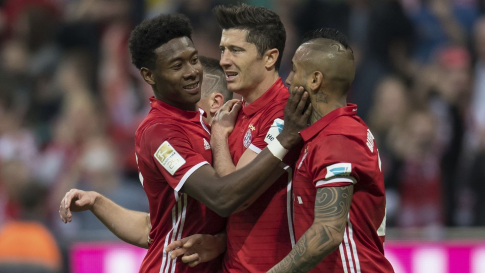 Robert Lewandowski (v strede) z Bayernu Mníchov sa teší po strelení gólu.