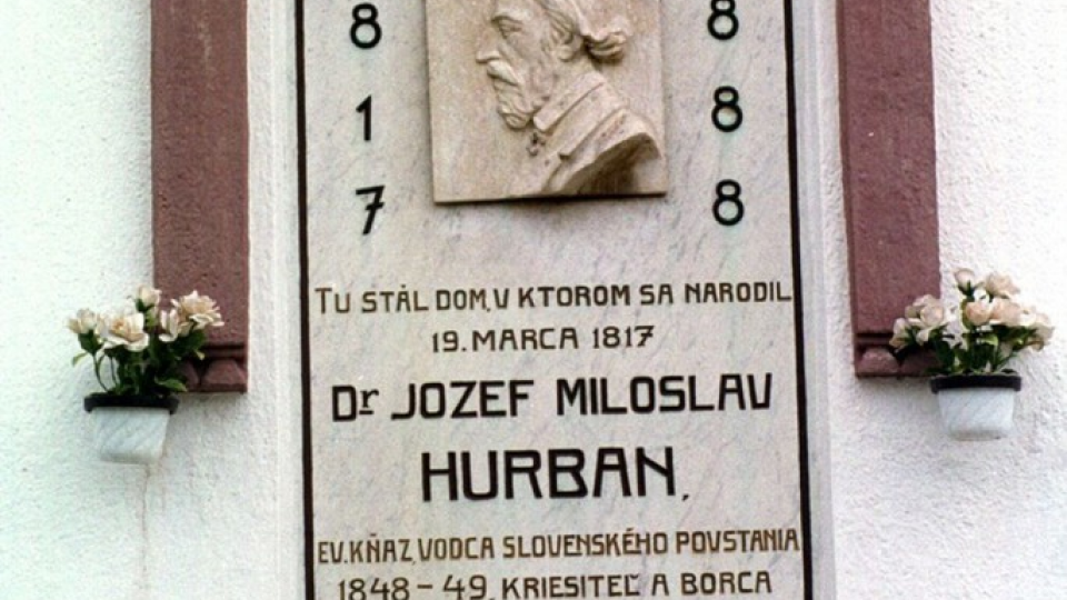  Na snímke je pamätná doska J.M.Hurbana na mieste, kde stál jeho rodný dom.