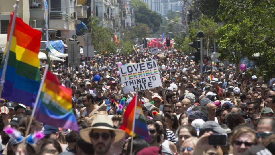 zraelčania aturisti sa účastnia na dúhovom pochode Gay Pride Parade v izraelskom Tel Avive 9. júna 2017. Na každoročnom sprievode sa zúčastnilo zhruba 200.000 ľudí z LGBTI komunity z Izraela a zahraničia.