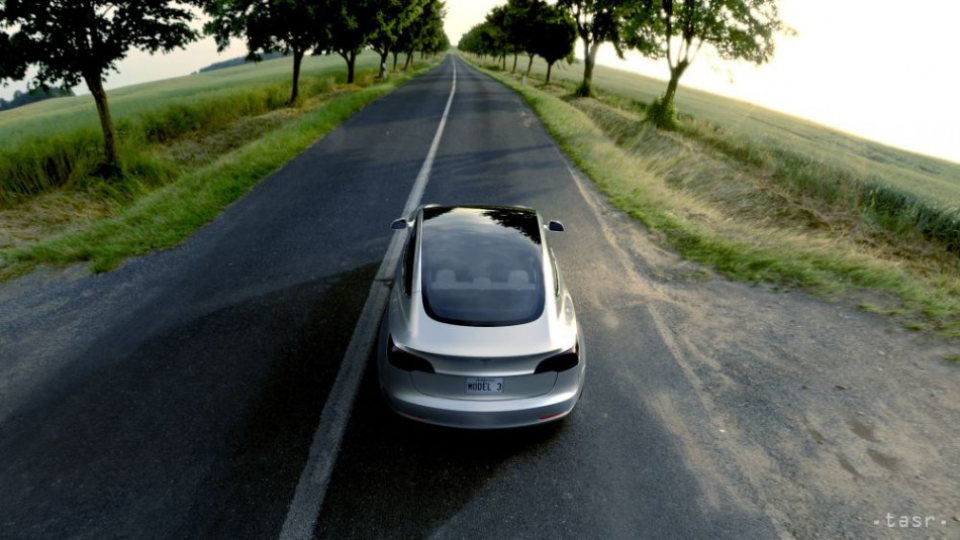 Na ilustračnej snímke elektromobil Tesla Model 3.