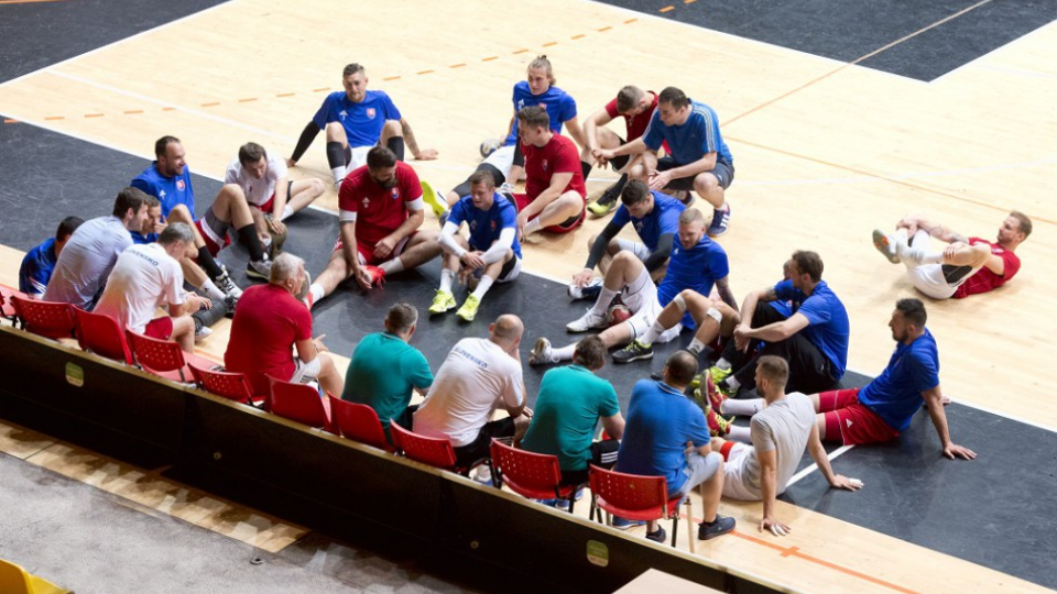Porada slovenskej hádzanárskej reprezentácie pred začiatkom tréningu pred stredajším kvalifikačným zápasom o postup na ME 2018 Slovensko - Rusko v Bratislave v pondelok 12. júna 2017.
