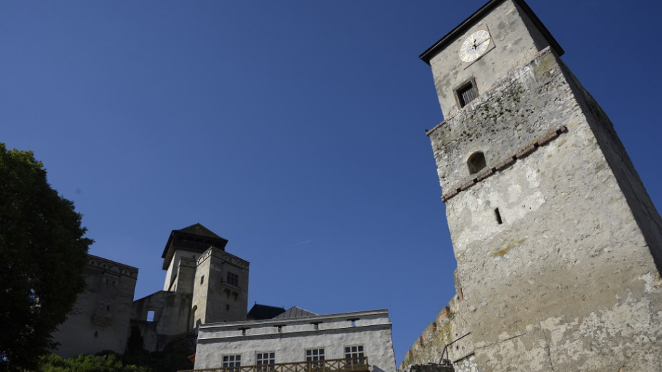 Hodinový stroj z Matejovej veže (Hodinová veža) na Trenčianskom hrade demontovali 14. júna 2017 hodinári a odviezli ich do dielne na opravu.
