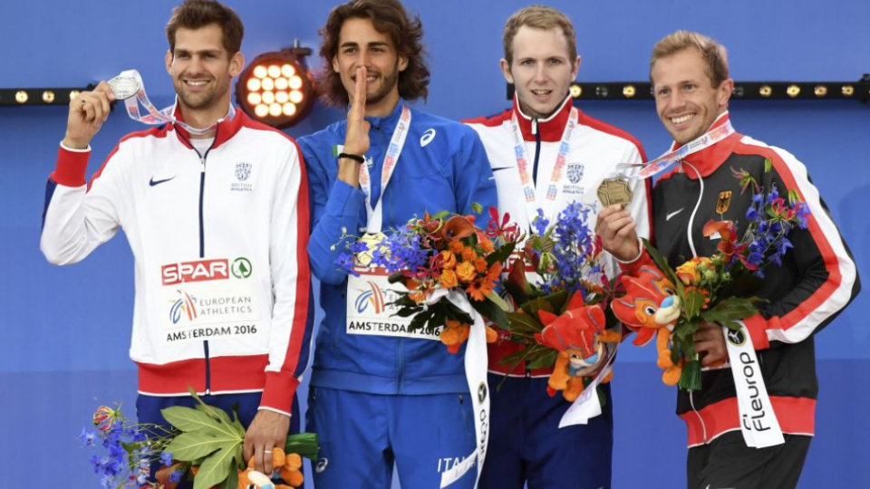  Na archívnej snímke druhý zľava taliansky výškar Gianmarco Tamberi pózuje so zlatou medailou majstra Európy, vľavo strieborný Brit Robbie Grabarz a sprava bronzoví Nemec Eike Onnen a Brit Chris Baker.
