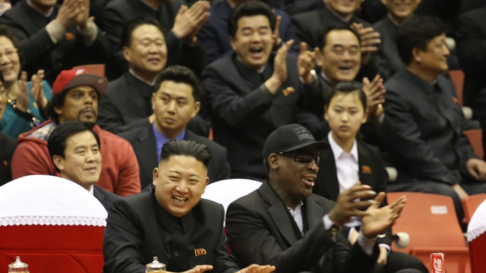 Severokórejský vodca Kim Čong Un (vľavo) a bývalá NBA hviezda Dennis Rodman, archívna snímka.