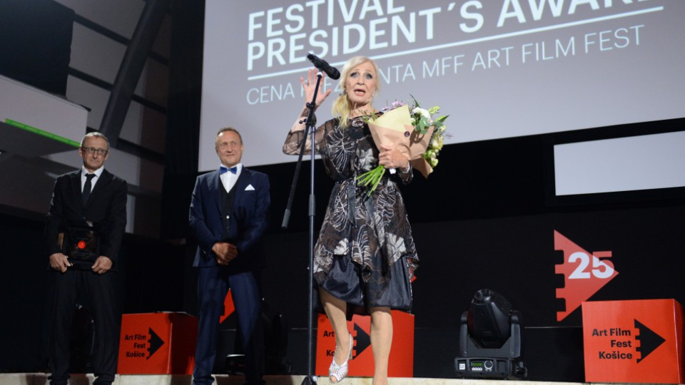 25. ročník Medzinárodného filmového festivalu Art Film Fest 16. júna 2017 v Košiciach. Na snímke herečka Marína Kráľovičová (vpravo) prebrala ocenenie od umeleckého riaditeľa festivalu Petra Nágela (vľavo).
