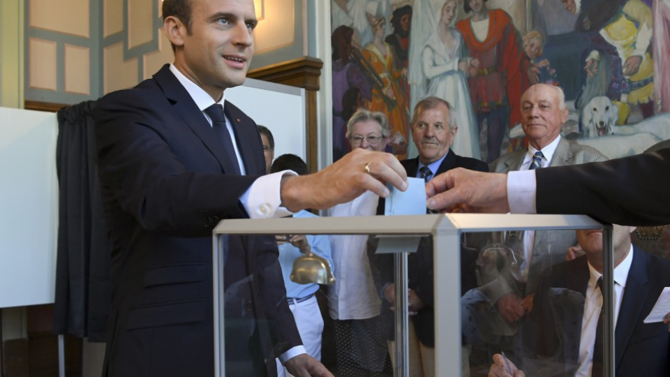 Francúzsky prezident Emmanuel Macron vhadzuje svoj hlas do volebnej urny vo volebnej miestnosti v Le Touquete v 2. kole francúzskych parlamentných volieb v nedeľu 18. júna 2017.