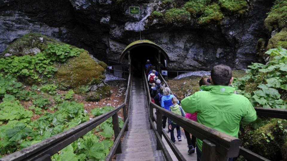Turisti vchádzajú do Dobšinskej ľadovej jaskyne.