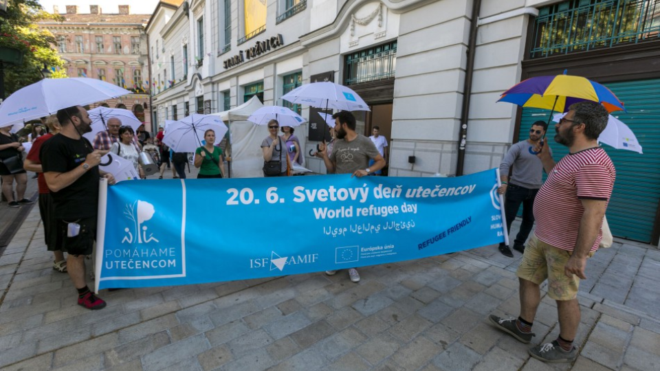Na snímke účastníci Dáždnikového pochodu pri príležitosti blížiaceho sa Svetového dňa utečencov v Bratislave 18. júna 2017. Svetový deň utečencov pripadá na 20. jún.