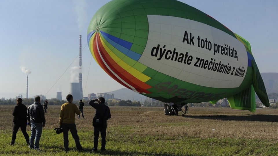 Vzducholoď organizácie Greenpeace v blízkosti elektrárne v Novákoch.