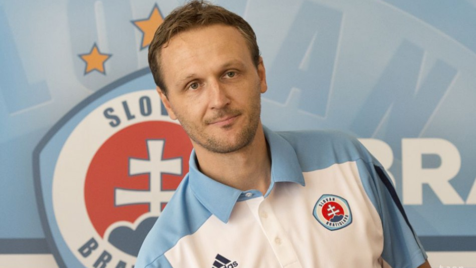 Na snímke srbský tréner futbalistov ŠK Slovan Bratislava Ivan Vukomanovič.