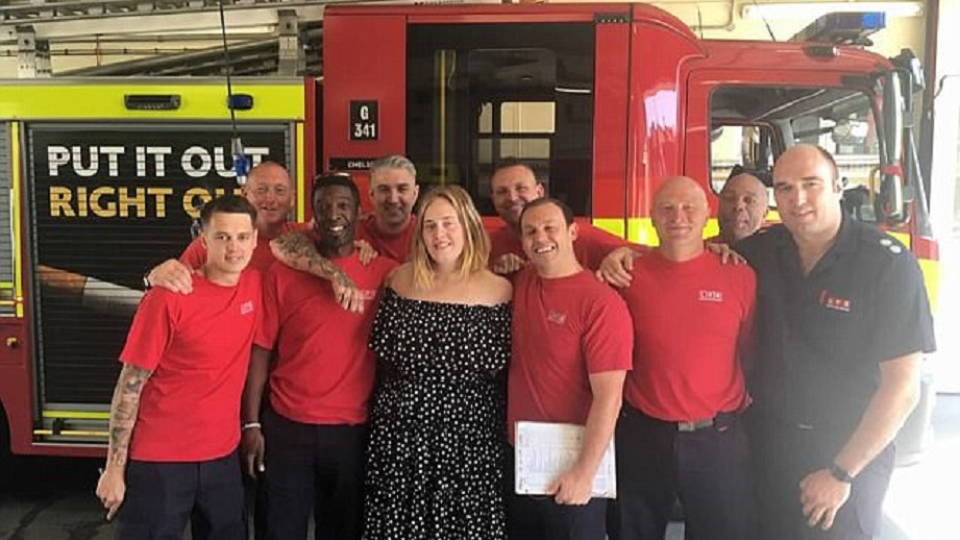 Speváčka Adele navštívila hasičov, ktorí pomáhali zachraňovať ľudí z horiacej budovy Grenfell Tower.